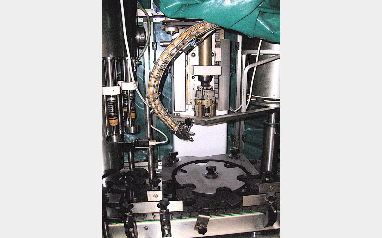 Monobloc tirage bouchage CLIFOM Cadence : 2.500 bouteilles/heure Provenance : vinicole