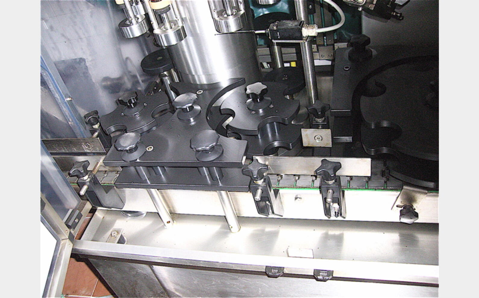 Monobloc tirage bouchage CLIFOM Cadence : 2.500 bouteilles/heure Provenance : vinicole