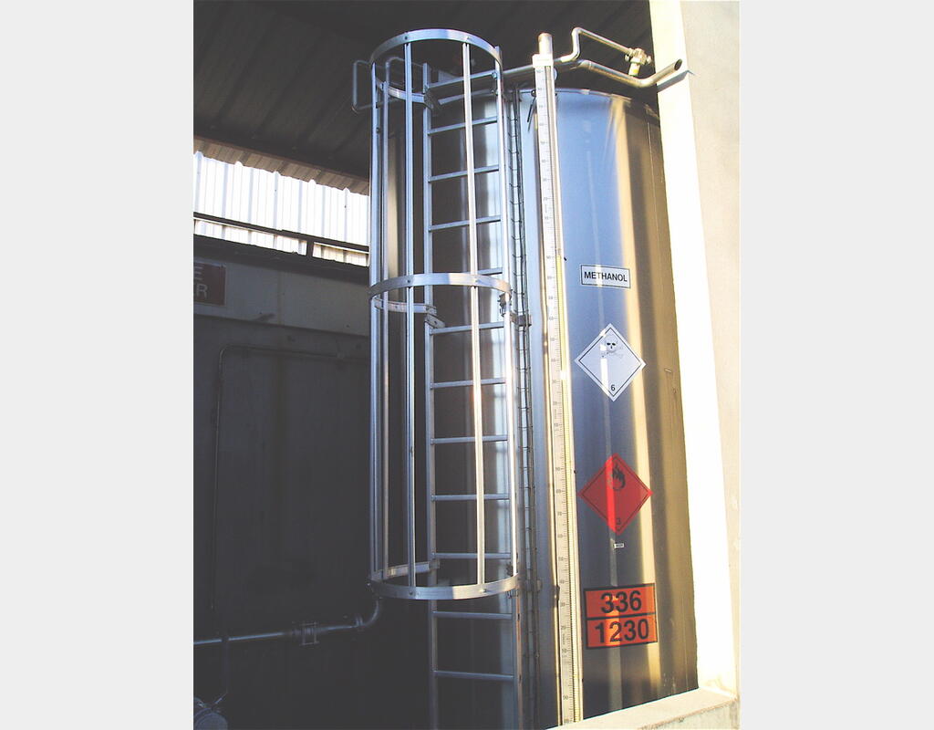CUVE INOX CYLINDRIQUE VERTICALE  - FONDS CONIQUES SUR 4 PIEDS