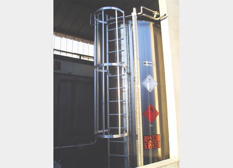 CUVE INOX CYLINDRIQUE VERTICALE  - FONDS CONIQUES SUR 4 PIEDS