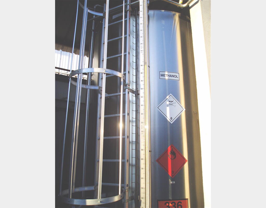 CUVE INOX CYLINDRIQUE VERTICALE  - FONDS CONIQUES SUR 4 PIEDS