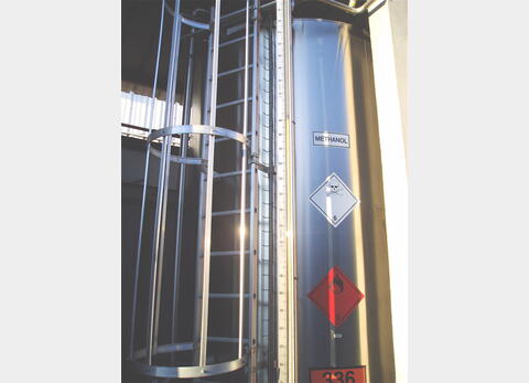 CUVE INOX CYLINDRIQUE VERTICALE  - FONDS CONIQUES SUR 4 PIEDS