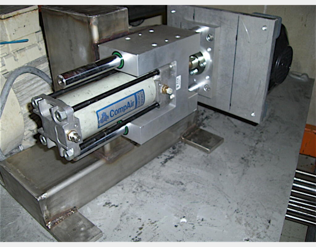 000585a