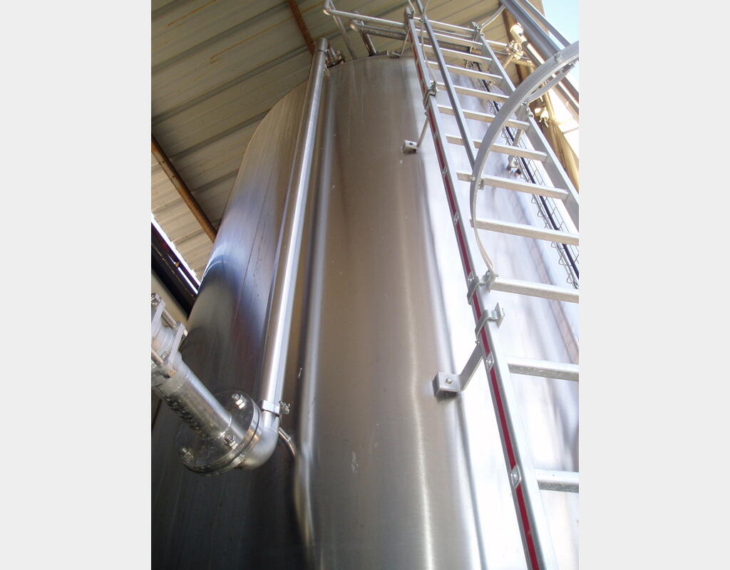 CUVE INOX CYLINDRIQUE VERTICALE  - FONDS CONIQUES SUR 4 PIEDS