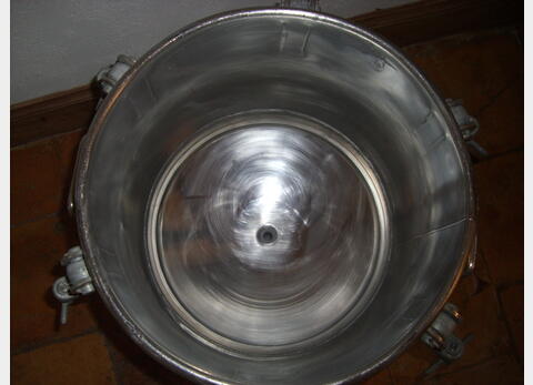Cuve de mélange, INOX 304L - Cylindrique verticale sur gousset