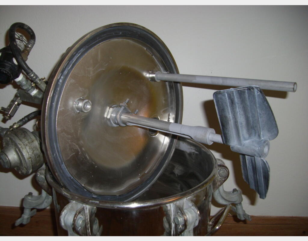 Cuve de mélange, INOX 304L - Cylindrique verticale sur gousset