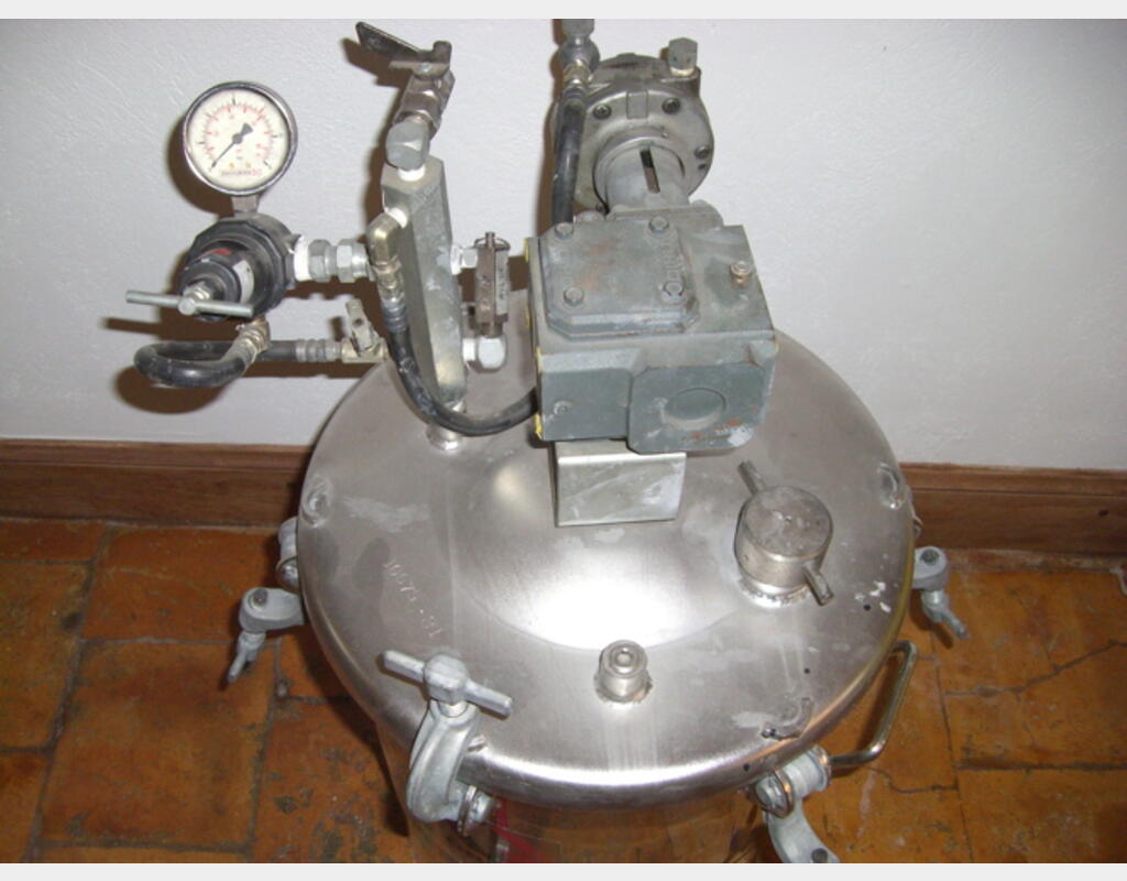 Cuve de mélange, INOX 304L - Cylindrique verticale sur gousset