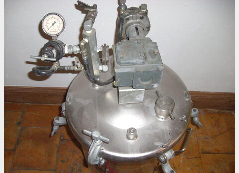 Cuve de mélange, INOX 304L - Cylindrique verticale sur gousset