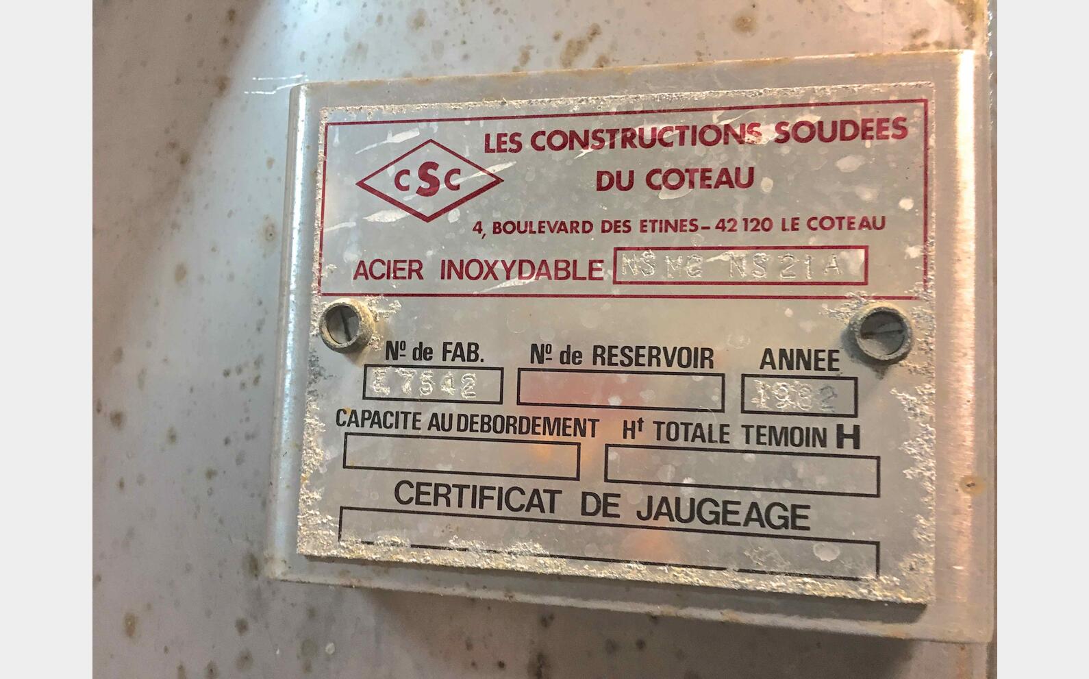 Cuve inox ferm&eacute;e sur pieds