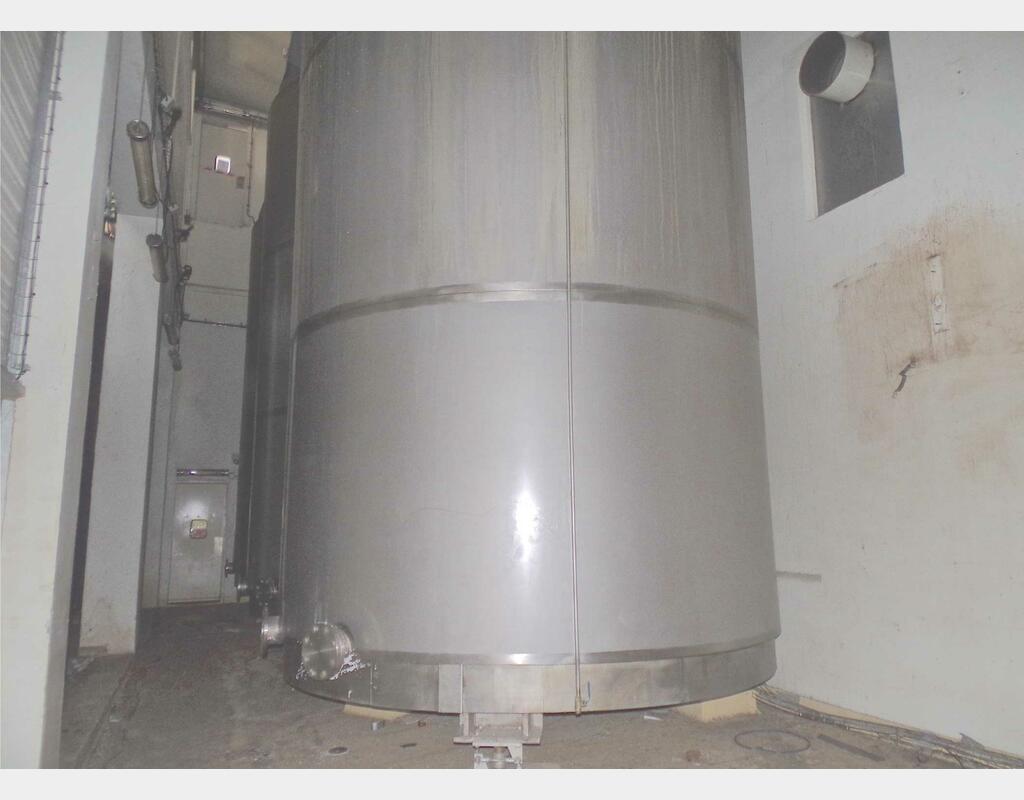 Insulated stainless steel mixing tank