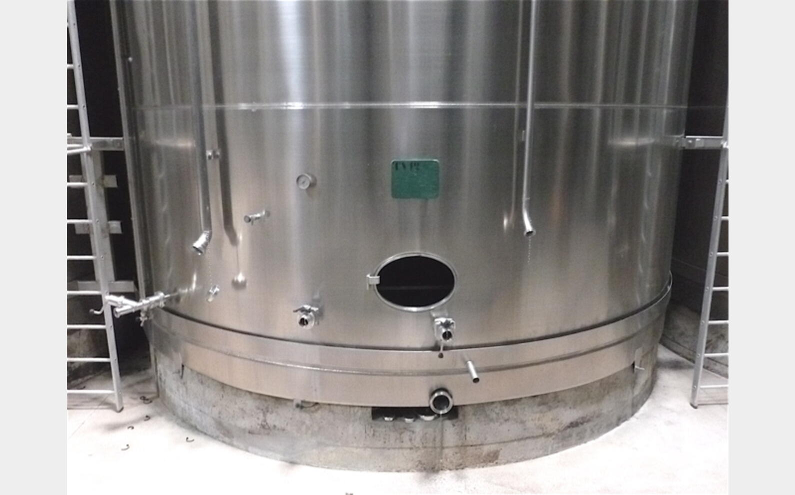 Cuve INOX 316L sur socle serpentin int&eacute;rieur Agroalimentaire Volume : 1230 hecto (123000 litres)