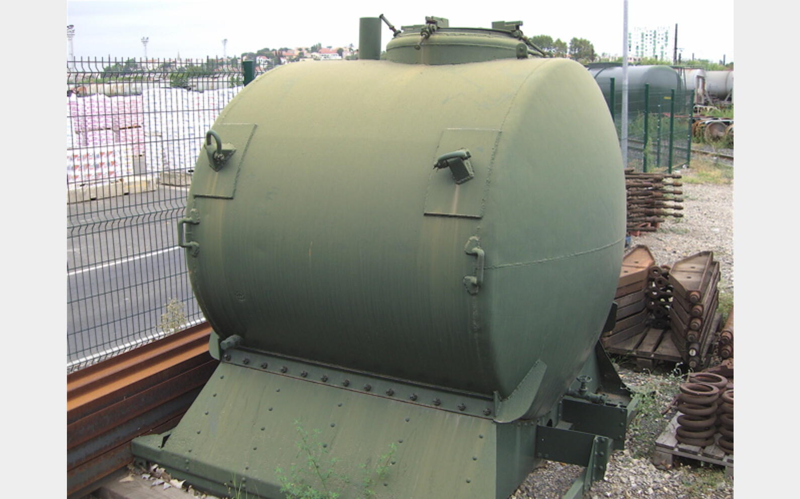 conteneur acier horizontale 4m3 revetement correct Volume : 4000 litres
