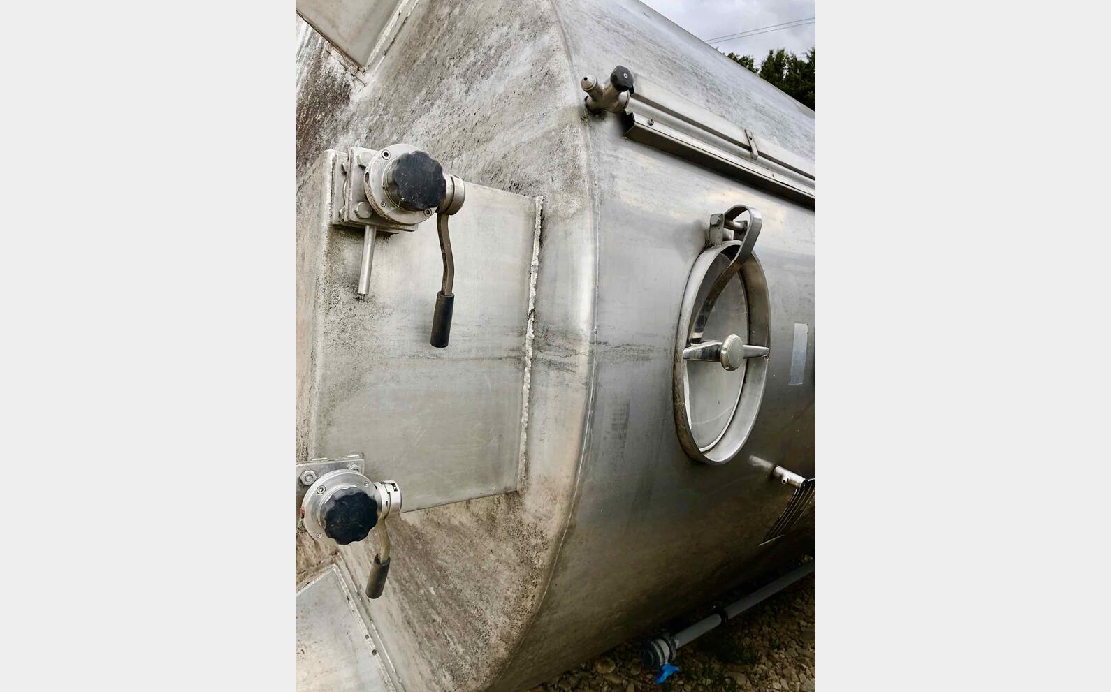 Cuve inox sur pieds 150 HL ( 15 000 litres)