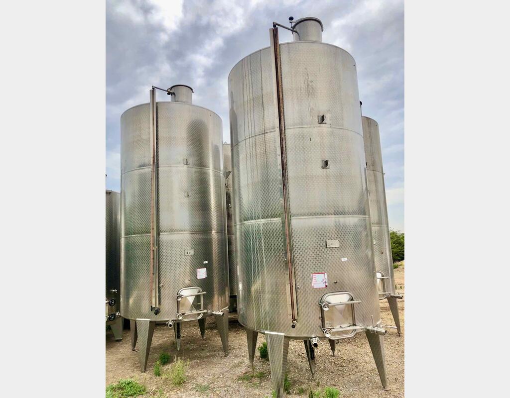 Stainless steel tank - On feet