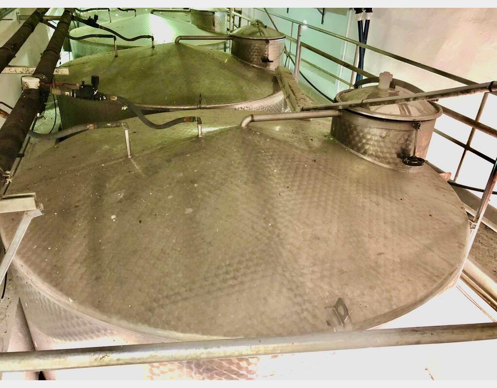 Stainless steel tank - On feet