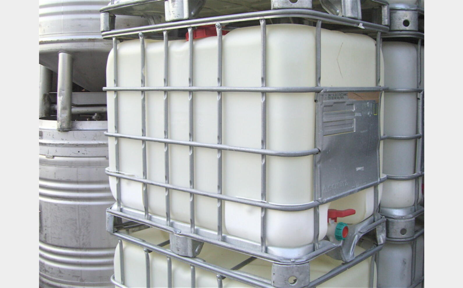 CONTENEUR PLASTIQUE 650 L - SUR CHASSIS METALLIQUE