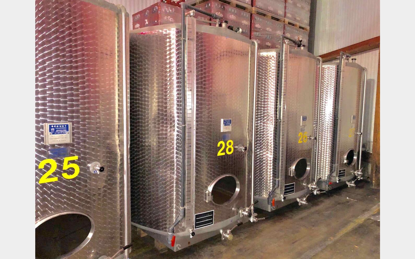 Rectangular stainless steel tank 56 HL (5 600 litres)