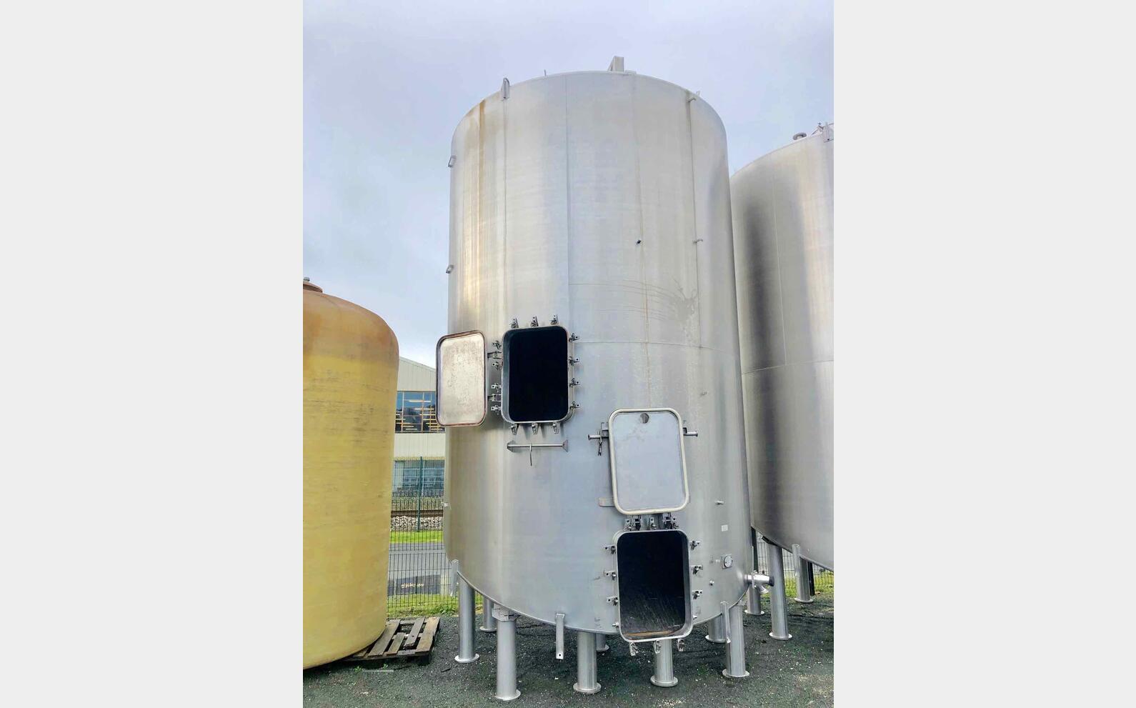 Stainless steel tank - Inclined bottom  350 HL (35 000 liters)