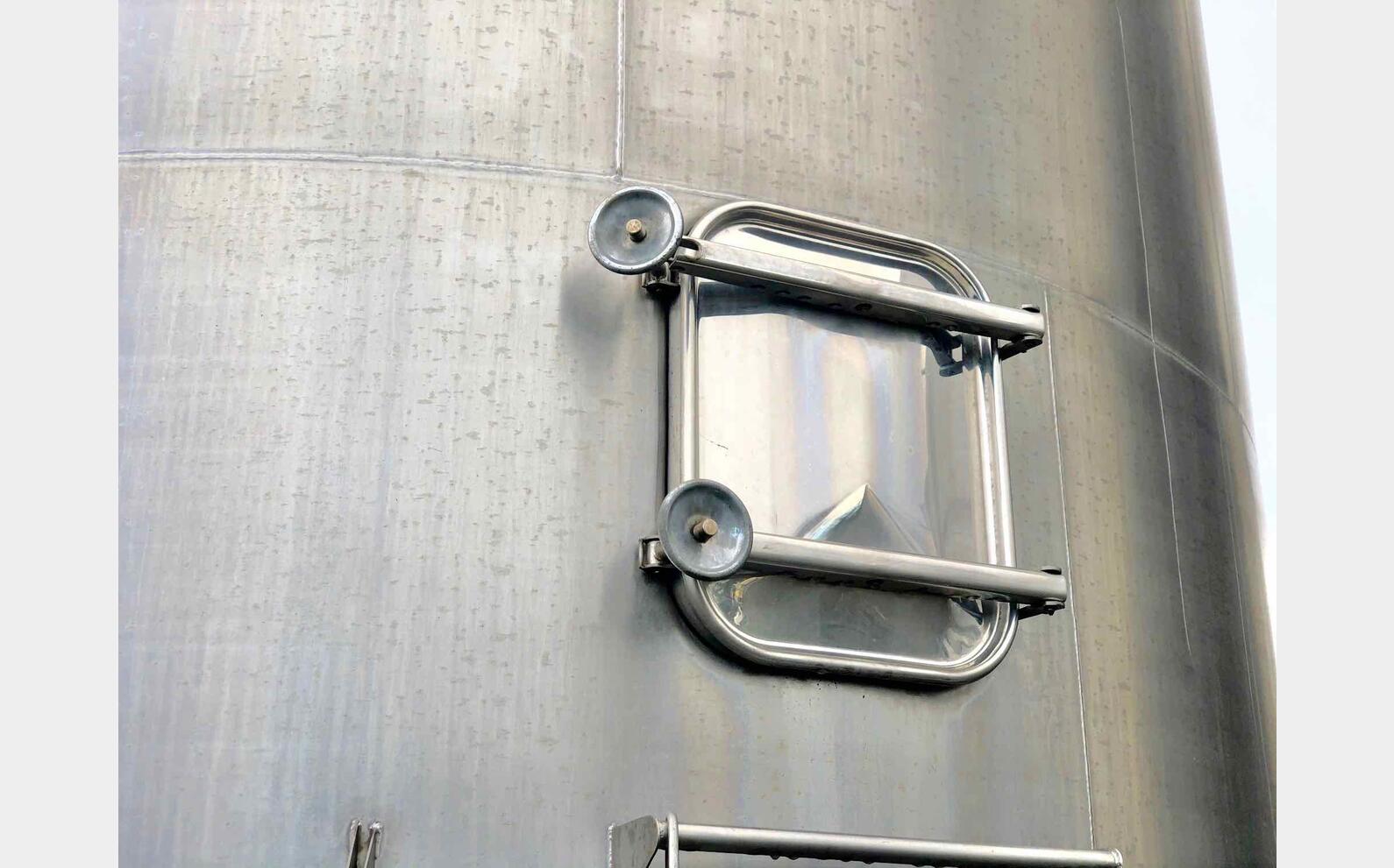 Stainless steel tank - Inclined bottom  350 HL (35 000 liters)