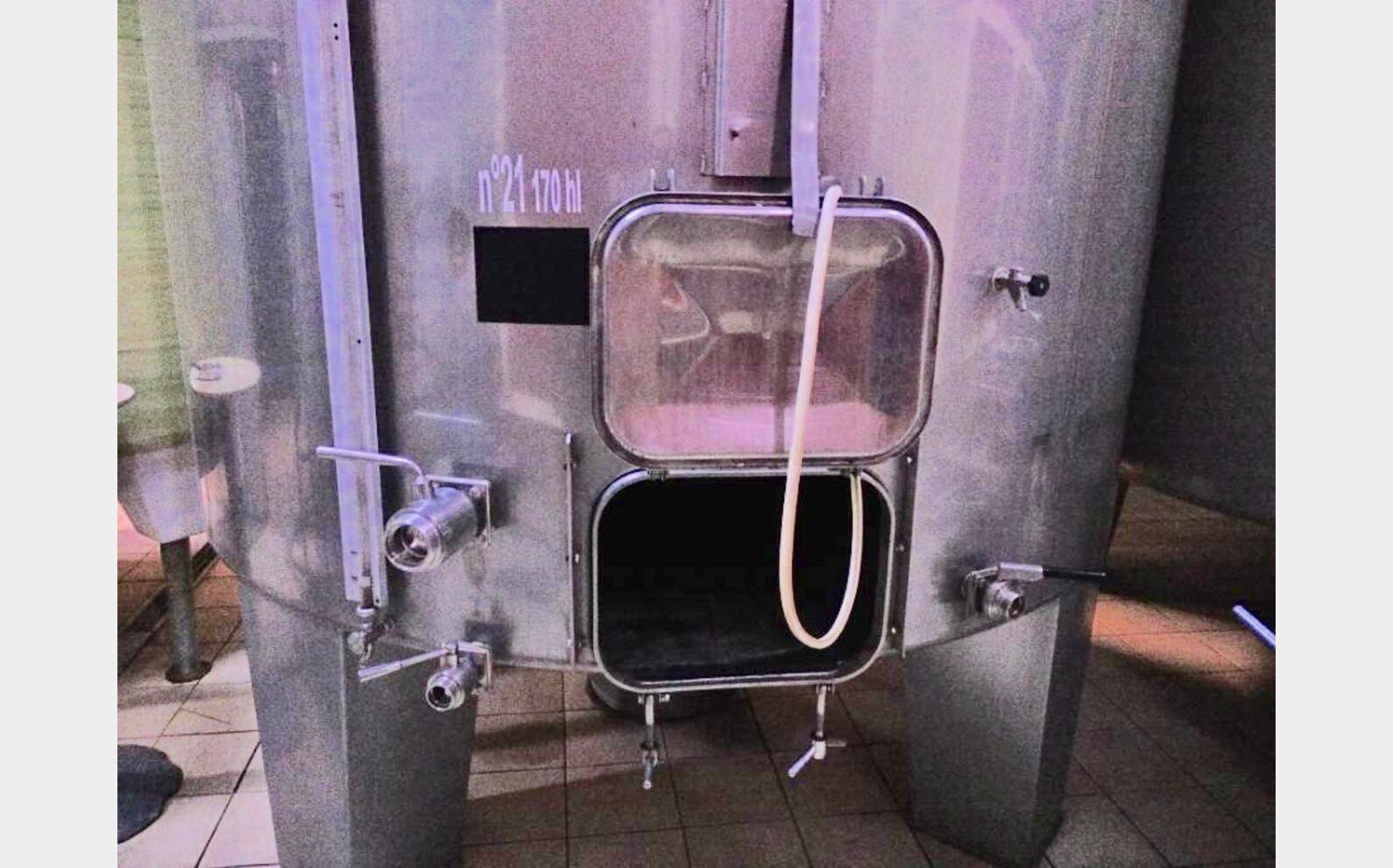 Cuve inox - Avec drapeau 170 HL ( 17 000 litres)