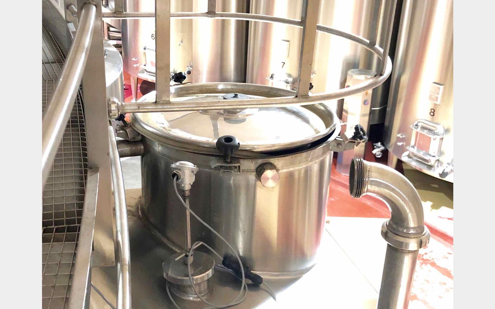 Cuve inox 304 - Avec drapeaux 120 HL (12 000 litres) ETA