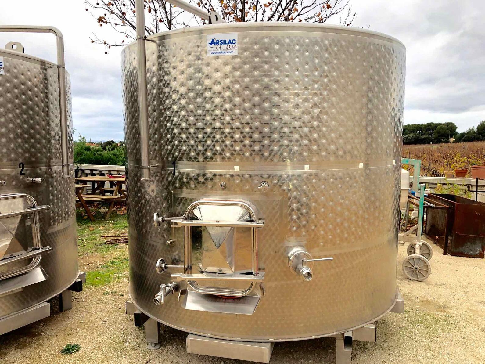 Stainless steel tank - Closed on the clock
