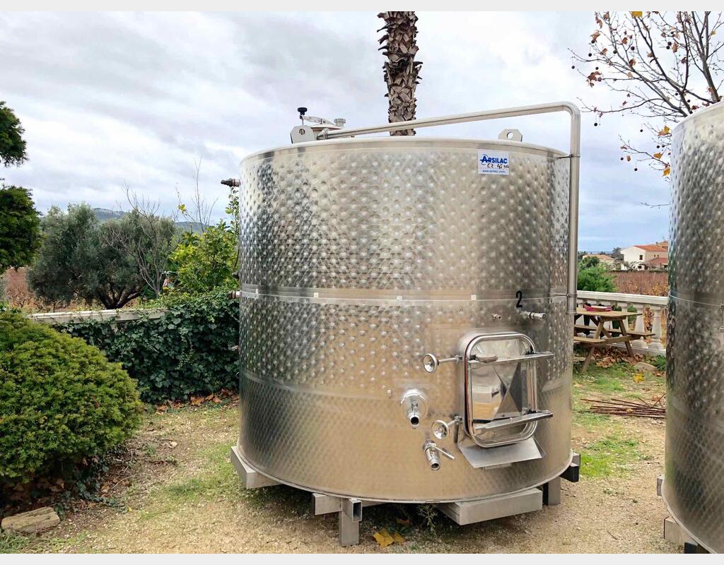 Stainless steel tank - Closed on the clock