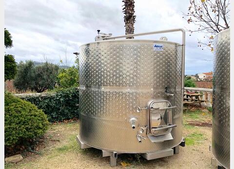 Stainless steel tank - Closed on the clock