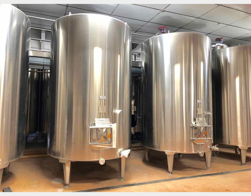 Stainless steel tank on feet - With cooling plates