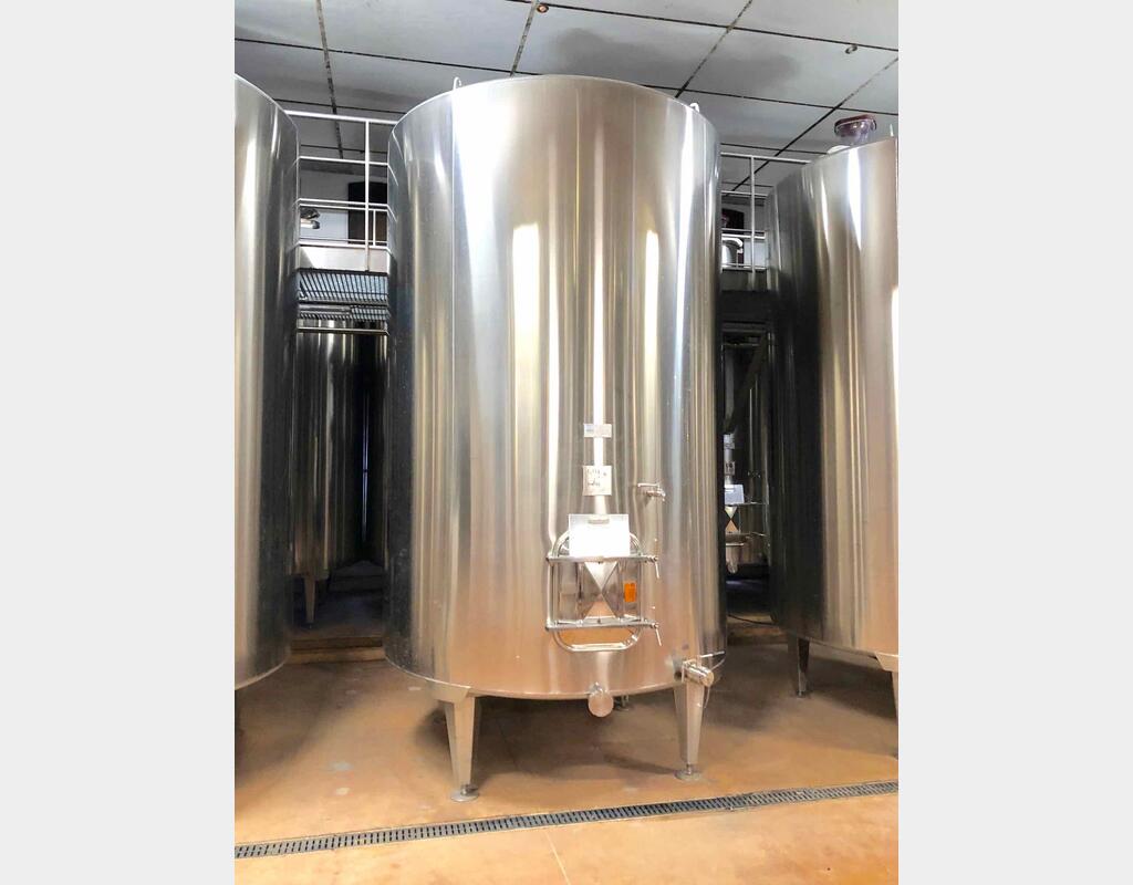 Stainless steel tank on feet - With cooling plates