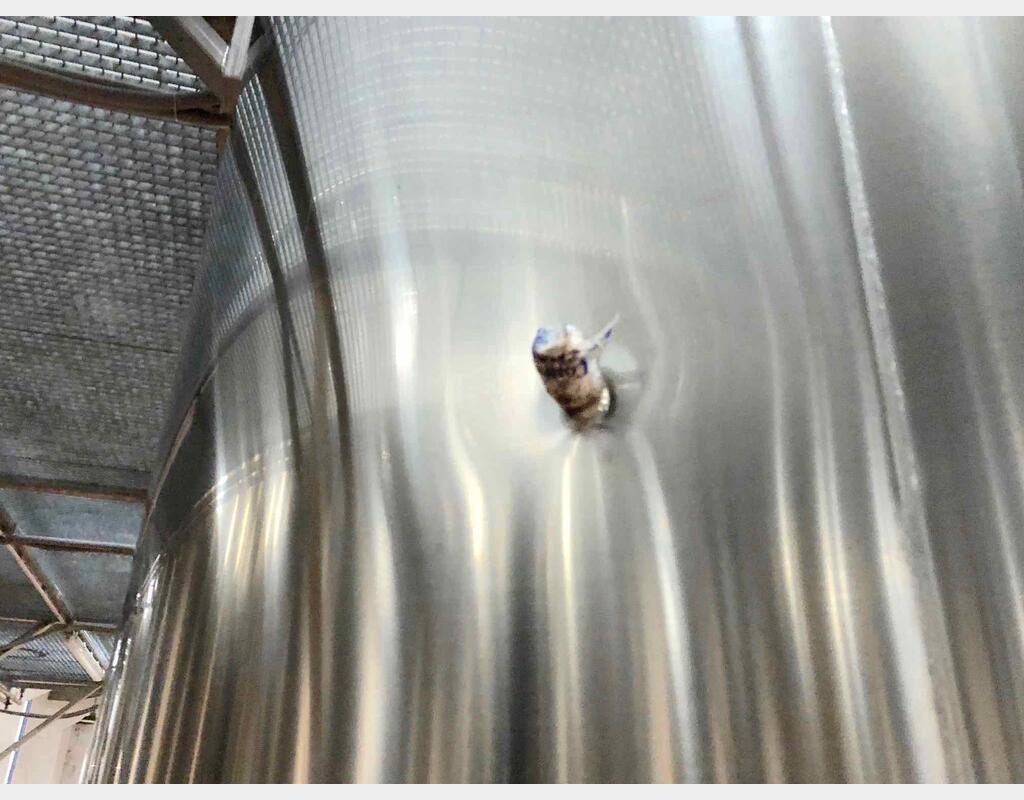 Stainless steel tank on feet - With cooling plates