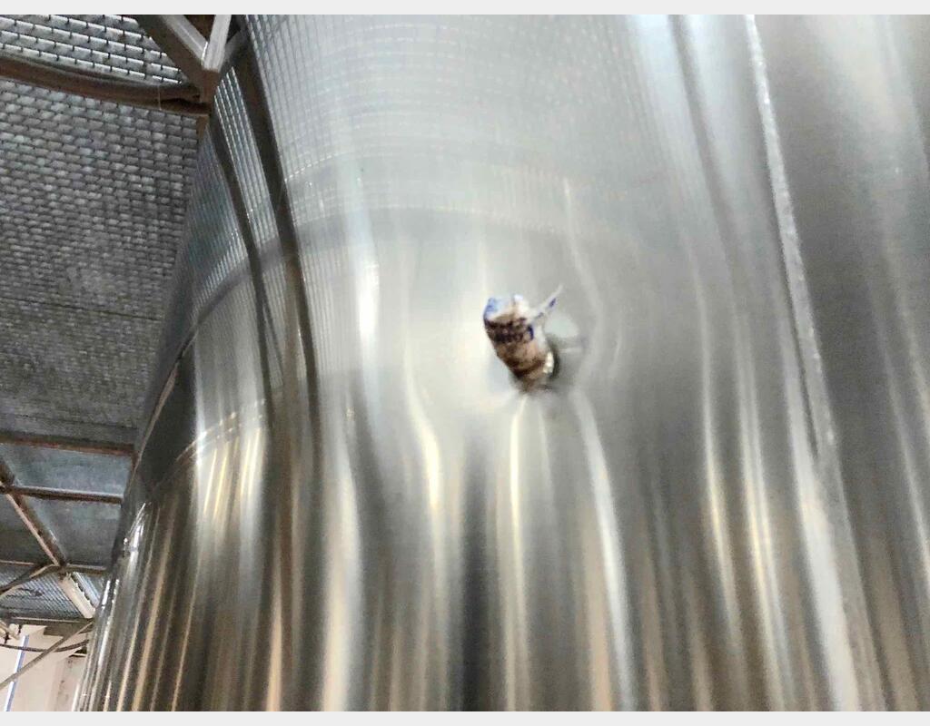 Cuve inox sur pieds - Équipée de drapeaux