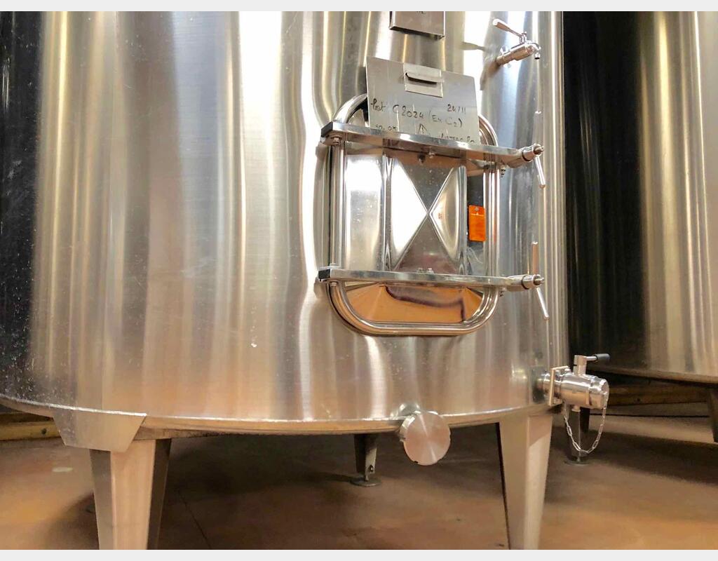 Stainless steel tank on feet - With cooling plates
