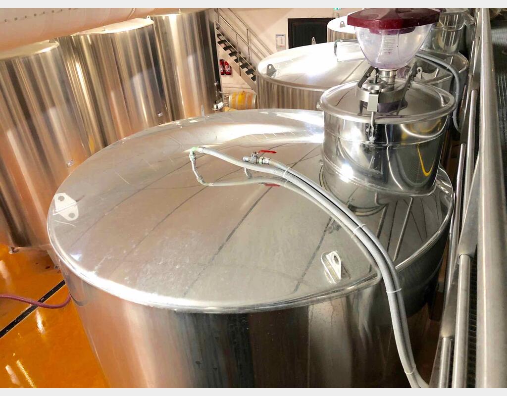 Stainless steel tank on feet - With cooling plates