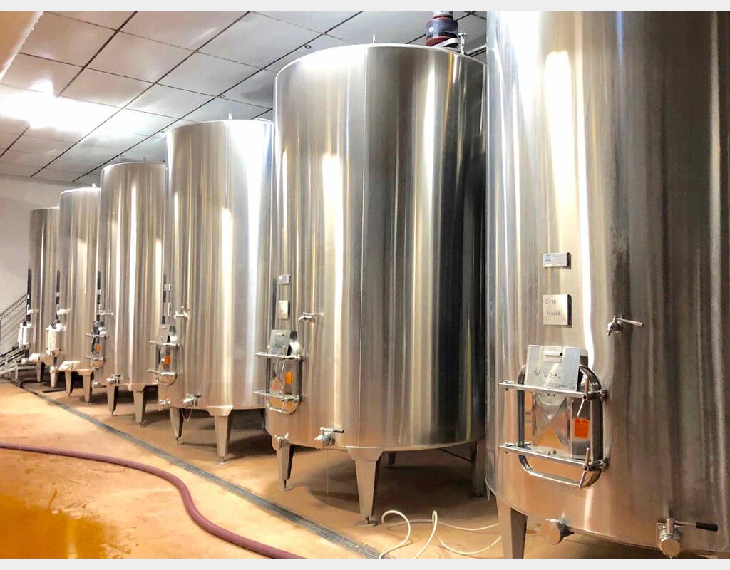 Stainless steel tank on feet - With cooling plates