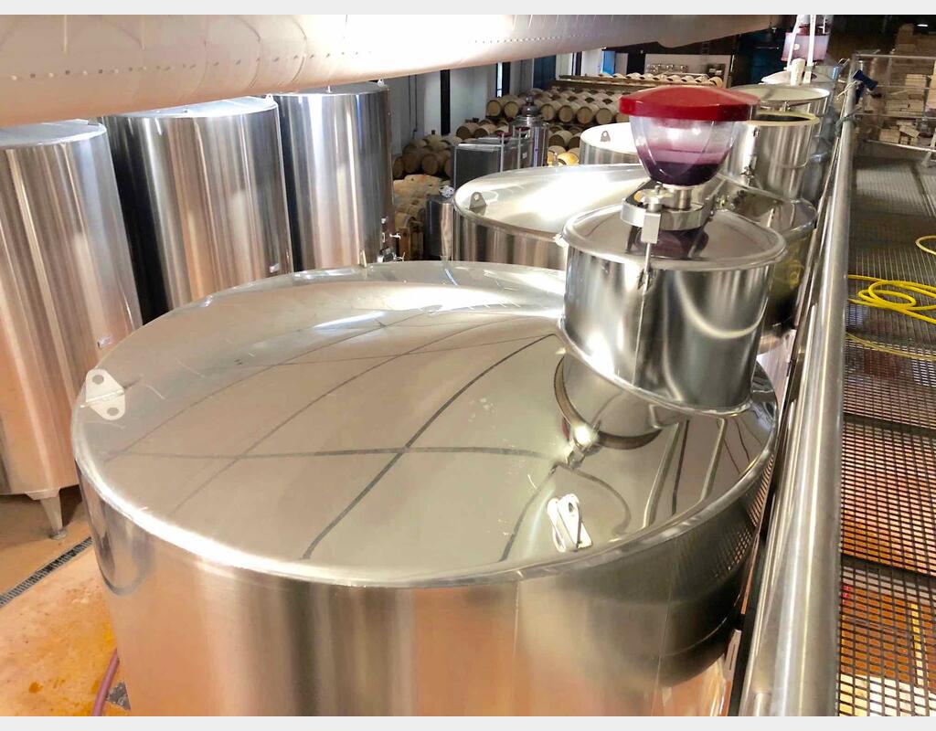 Stainless steel tank on feet