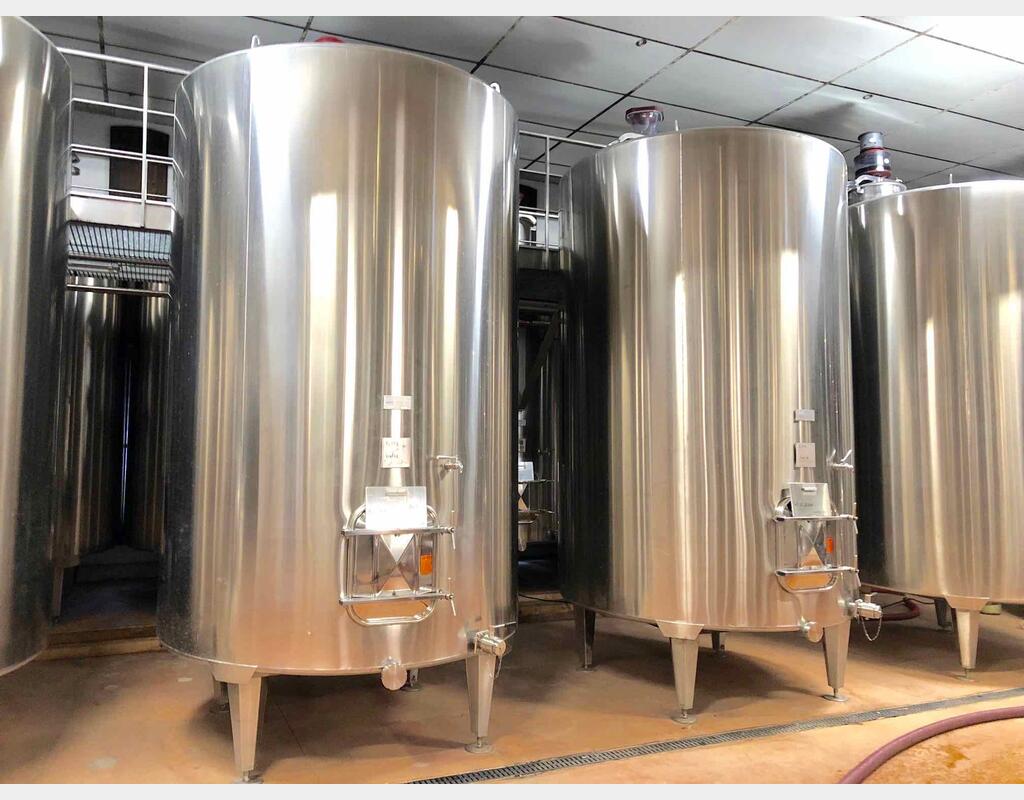 Stainless steel tank on feet - With cooling plates