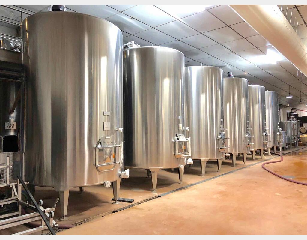 Stainless steel tank on feet - With cooling plates
