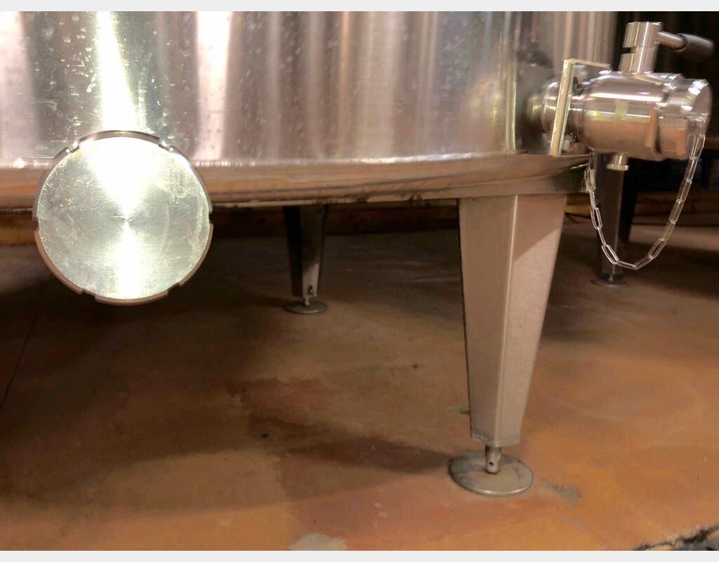 Stainless steel tank on feet - With cooling plates