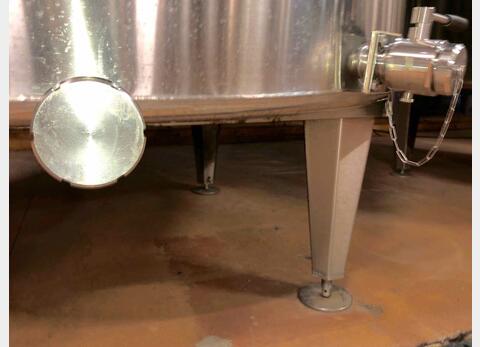 Stainless steel tank on feet - With cooling plates