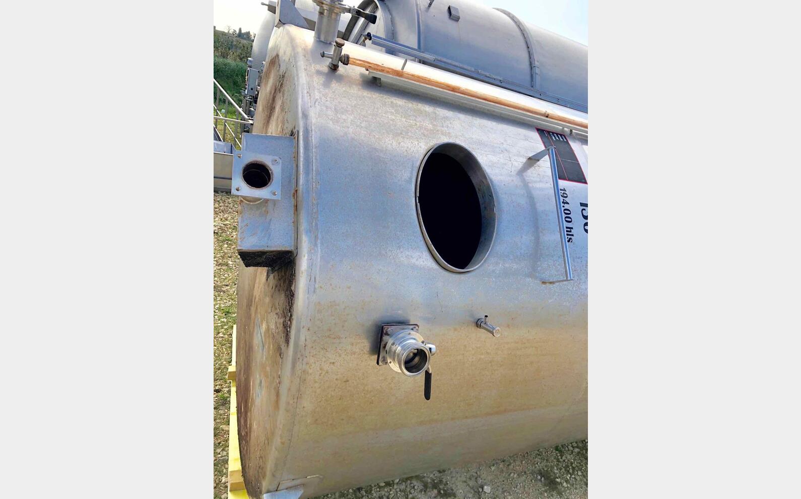 Vertical stainless steel tank 195 HL (19500 liters)