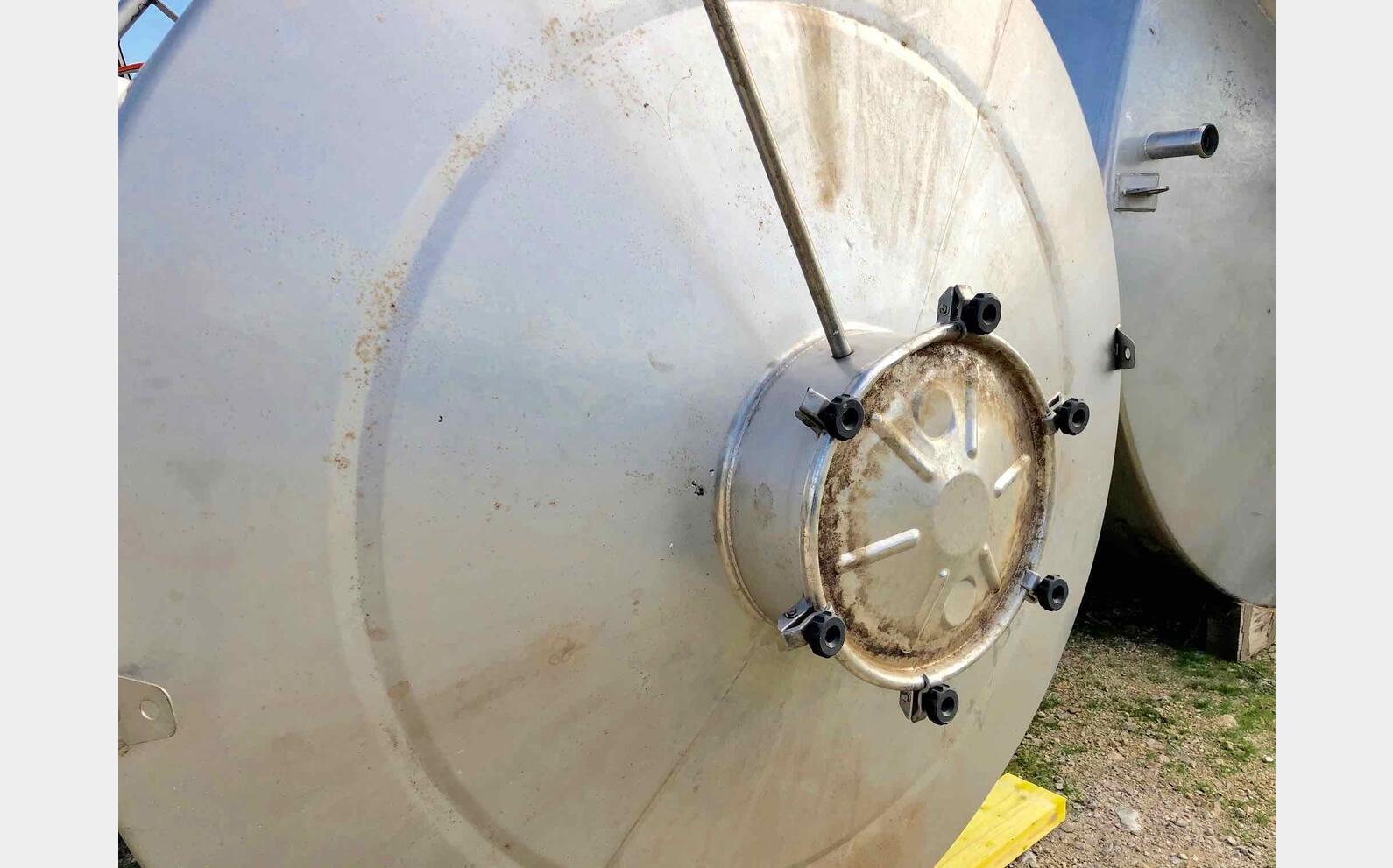 Vertical stainless steel tank 195 HL (19500 liters)
