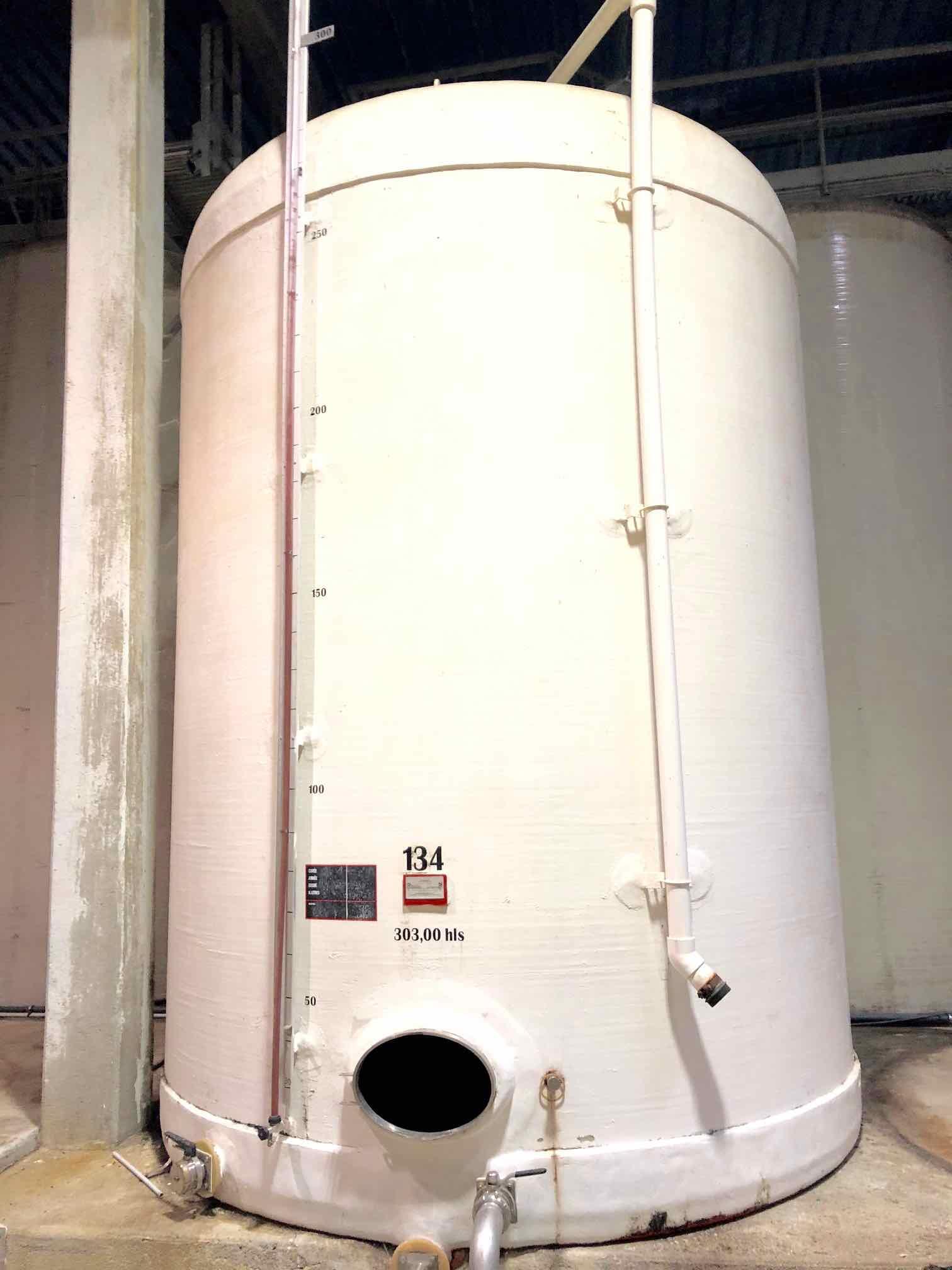Vertical cylindrical fiber tank - Bombed background on skirt