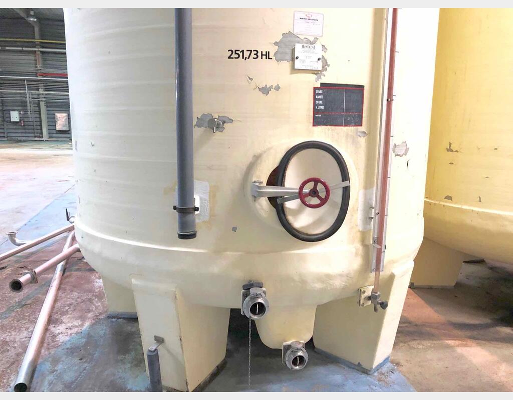 Vertical cylindrical fiber tank - On feet