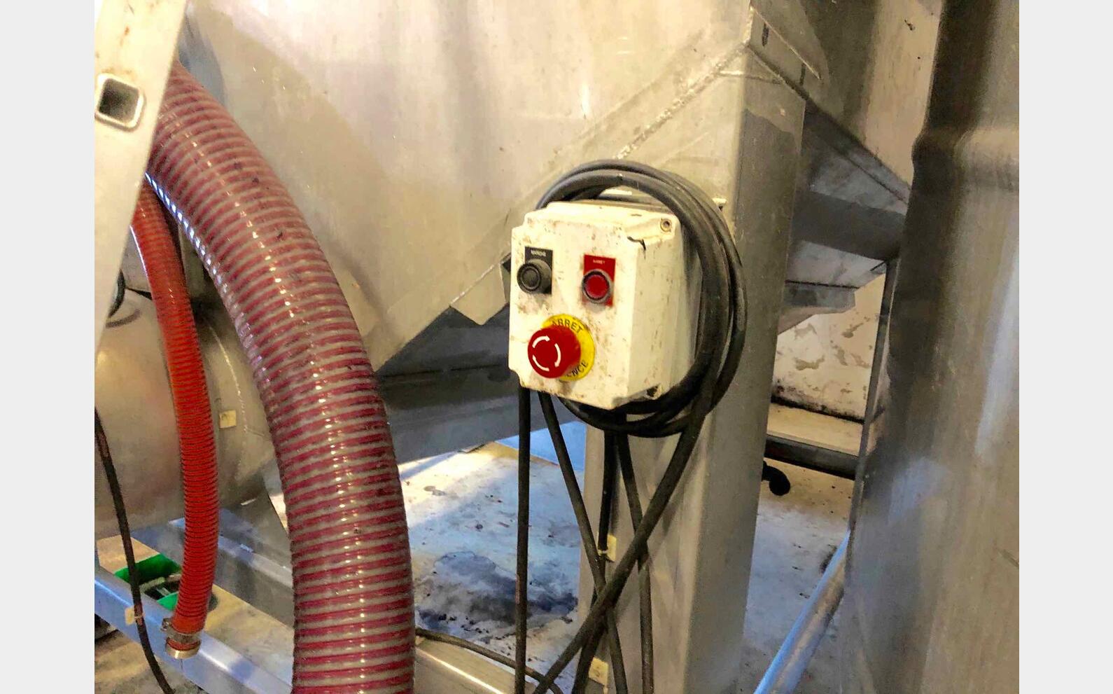 Vibrating hoppers