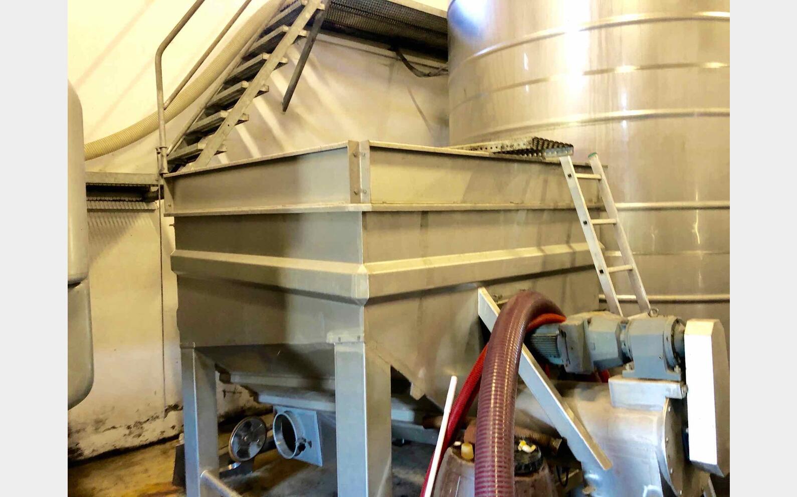 Vibrating hoppers