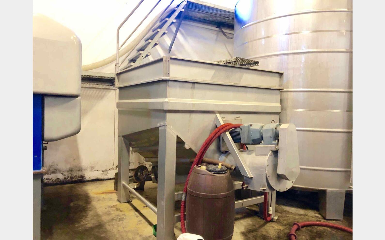 Vibrating hoppers