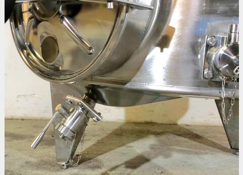 304 stainless steel tank - Closed - On feet - Model STOBP2500