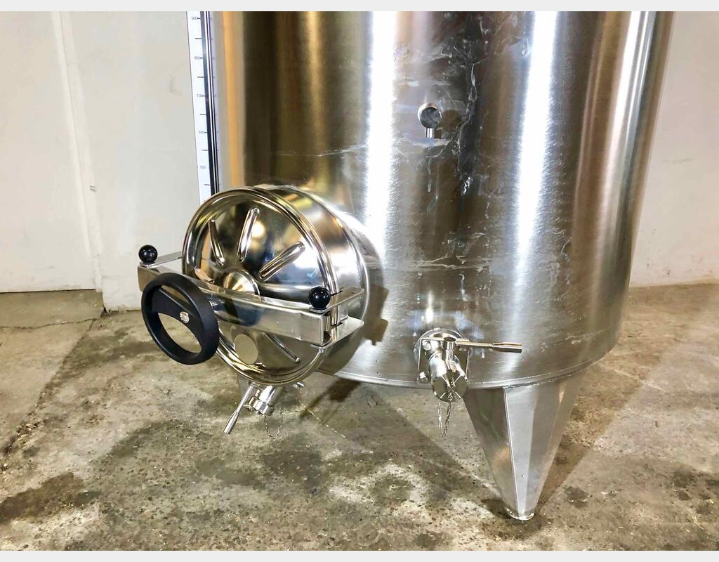 316 stainless steel tank - Closed - On feet - Model STOBP2500