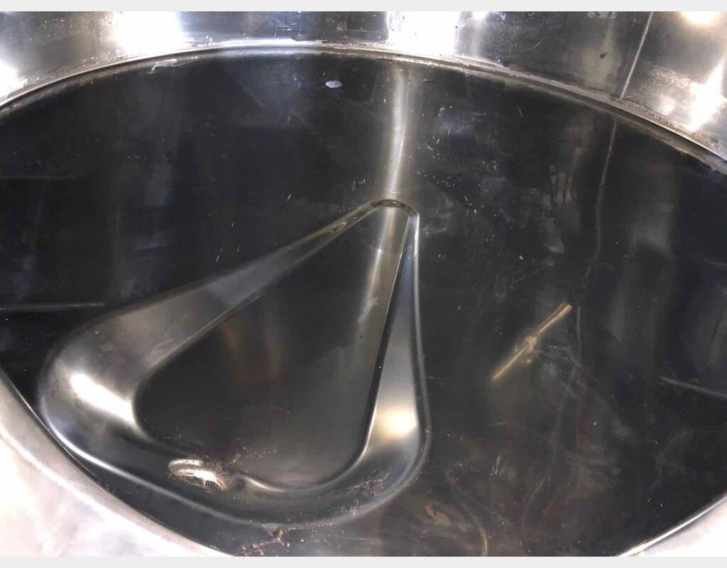 304 stainless steel tank - Closed - On feet - Model STOBP2500